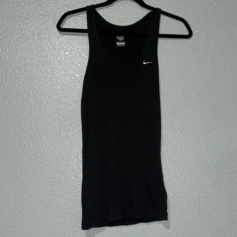 The brand is Nike. It’s size Medium. It fits loose.